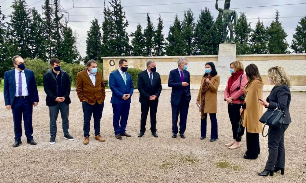 Επίσκεψη Πάιατ στον ιστορικό χώρο των Θερμοπυλών